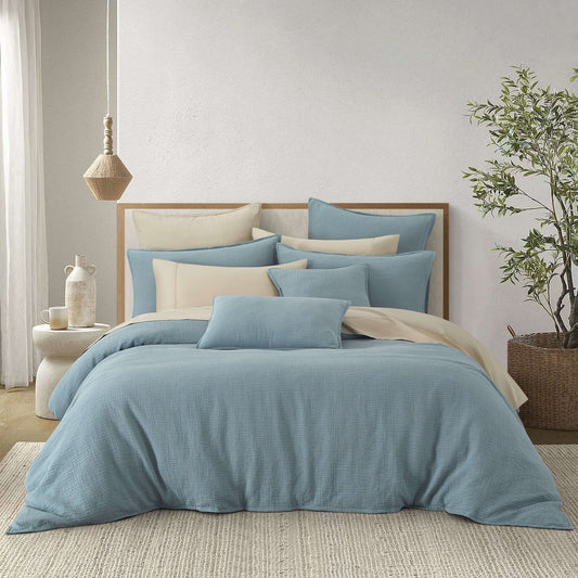 Ensemble housse de couette  CHAUCER ( Danube bleu ) Couvre-lit  ,disponible chez Literie-Déco et moi 