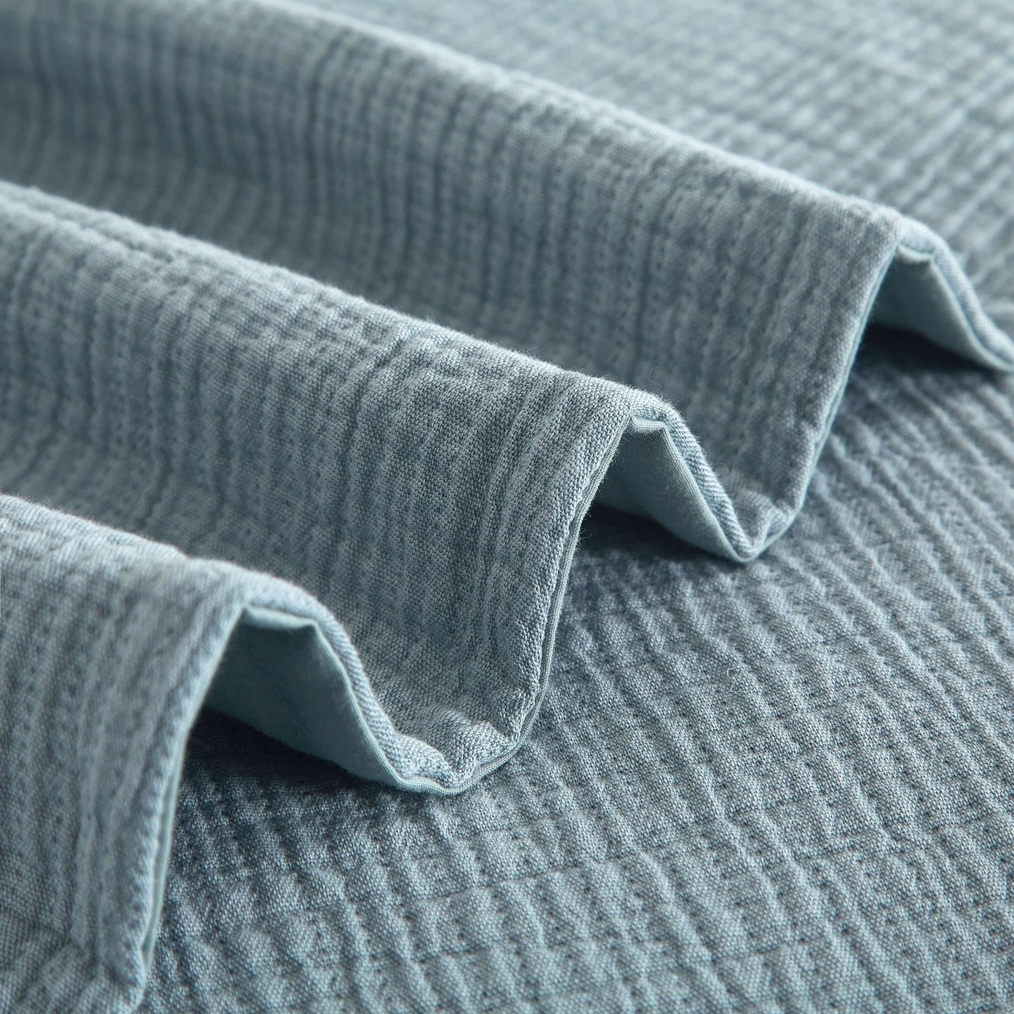 Ensemble housse de couette  CHAUCER ( Danube bleu ) Couvre-lit  ,disponible chez Literie-Déco et moi 