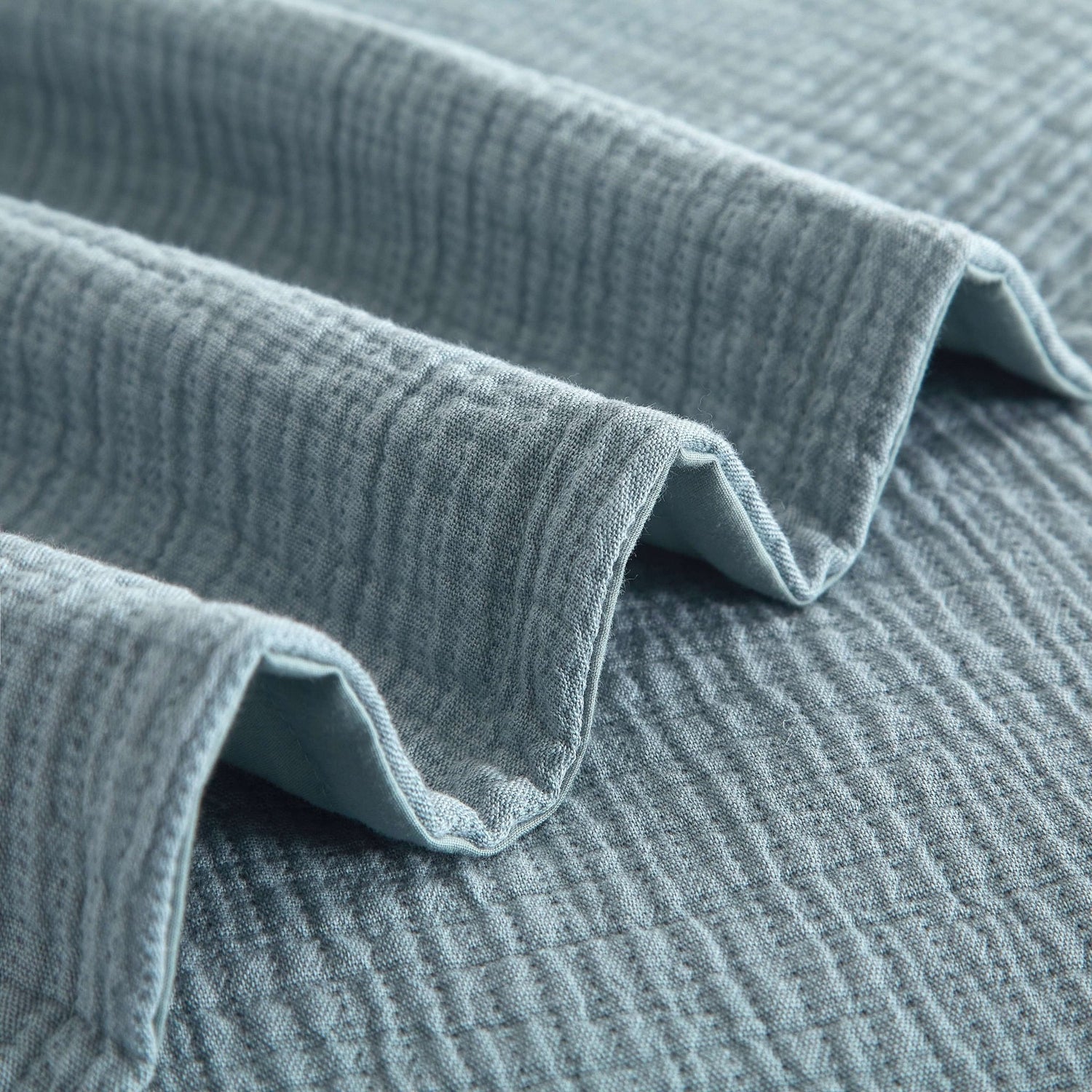 Ensemble housse de couette  CHAUCER ( Danube bleu ) Couvre-lit  ,disponible chez Literie-Déco et moi 