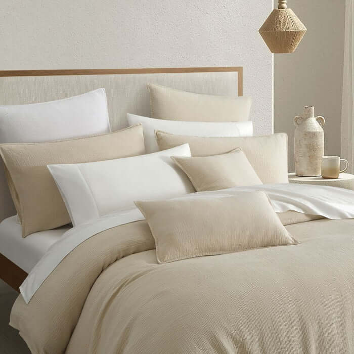 Ensemble housse de couette CHAUCER ( Latte ) Couvre-lit  ,disponible chez Literie-Déco et moi 