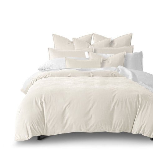 FAIT AU CANADA- Ensemble 8 pièces- VELOURS CASCADE( Ivoire) - Par Colcha Linens - Douillette, Couvre-lit, Housse de couette Colcha Linens - $679.99! Literie-Déco et moi 