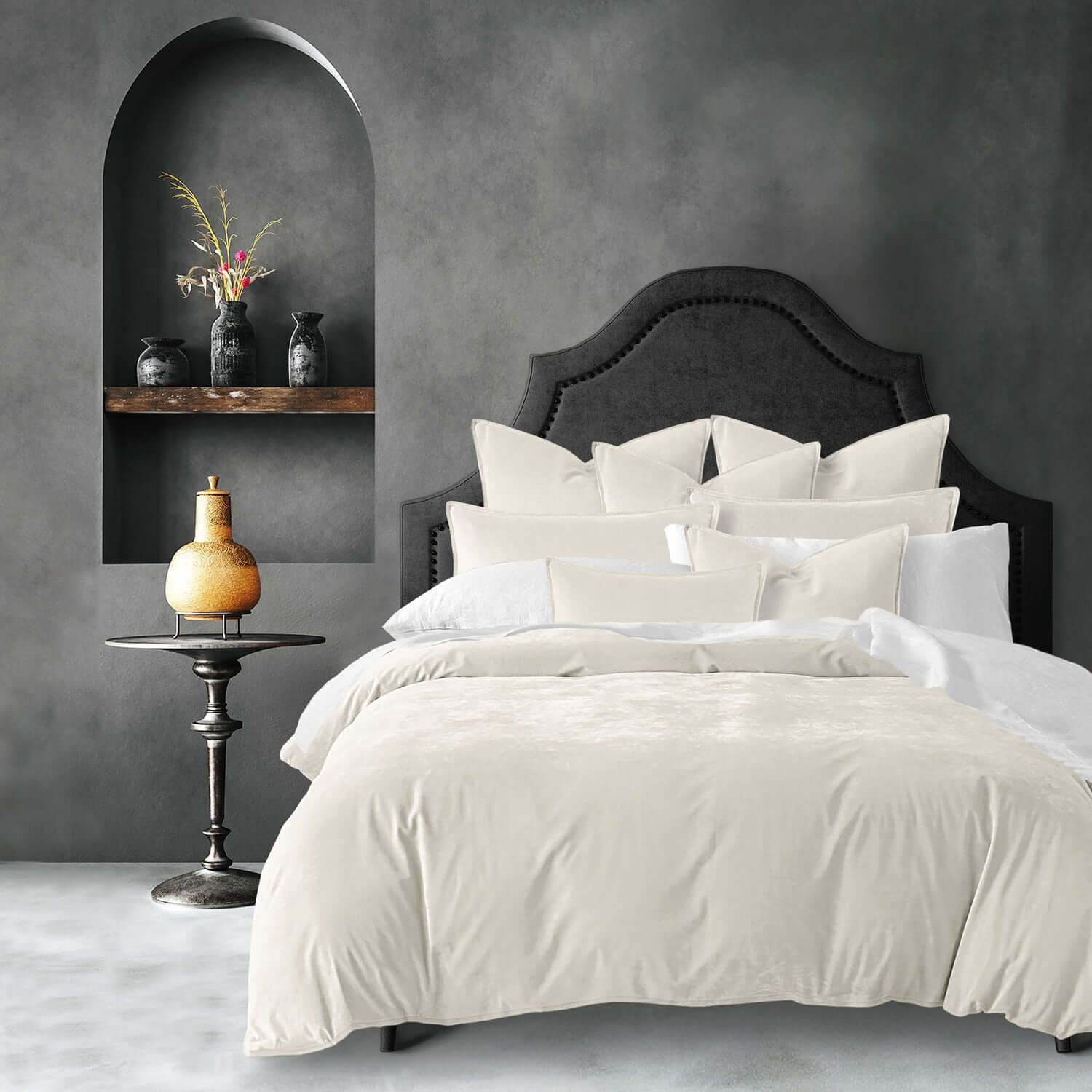 FAIT AU CANADA- Ensemble 8 pièces- VELOURS CASCADE( Ivoire) - Par Colcha Linens Douillette, Couvre-lit, Housse de couette  ,disponible chez Literie-Déco et moi 