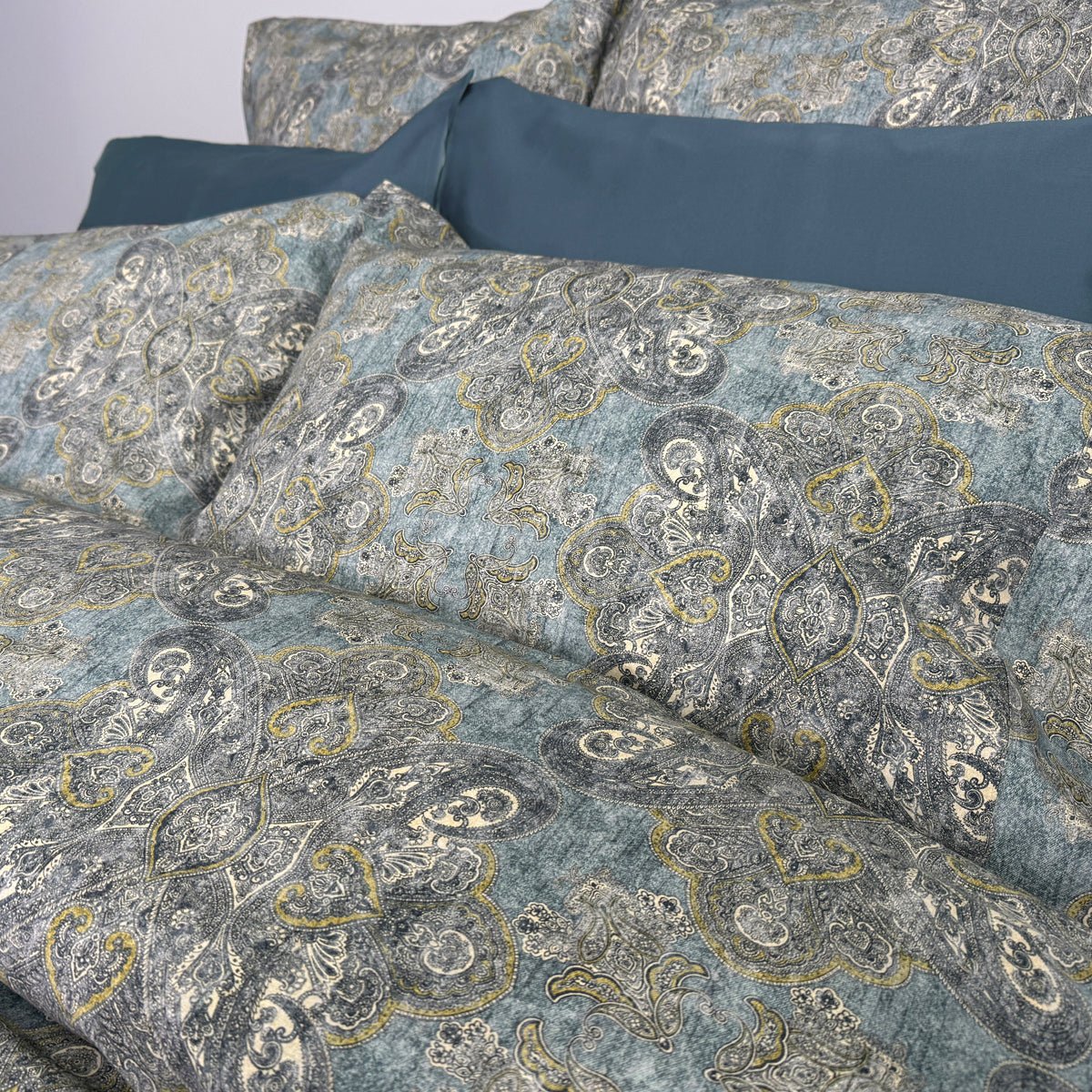 (Fait au Canada) Ensemble de housse de couette Sharma Housse de couette  ,disponible chez Literie-Déco et moi 