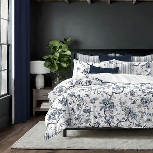  FAIT AU CANADA- Ensemble de literie TREE TOP CIEL BLEU - Par Colcha Linens de Colcha Linens – PRODUIT  de qualité chez Literie & Déco et Moi