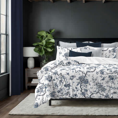 FAIT AU CANADA- Ensemble de literie TREE TOP CIEL BLEU - Par Colcha Linens Douillette, Couvre-lit, Housse de couette  ,disponible chez Literie-Déco et moi 