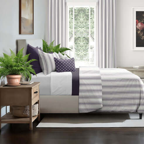FAIT AU CANADA- Modèle AUGUST STRIPE ( Aubergine ) - Par Colcha Linens Douillette, Couvre-lit, Housse de couette  ,disponible chez Literie-Déco et moi 