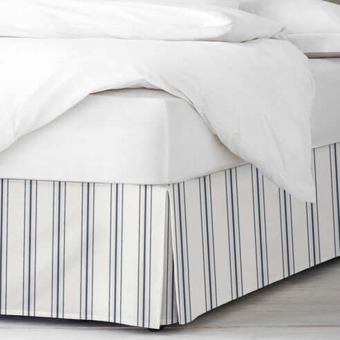 FAIT AU CANADA- Modèle AUGUST STRIPE ( Bleu denim ) - Par Colcha Linens Douillette, Couvre-lit, Housse de couette  ,disponible chez Literie-Déco et moi 