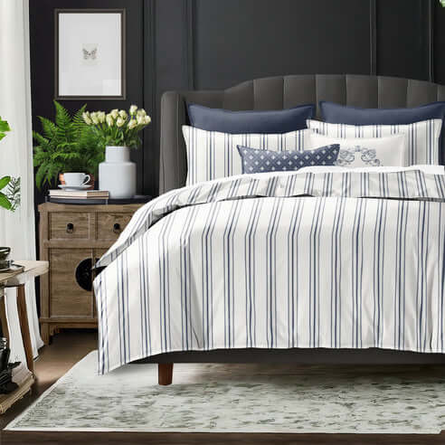 FAIT AU CANADA- Modèle AUGUST STRIPE ( Bleu denim ) - Par Colcha Linens Douillette, Couvre-lit, Housse de couette  ,disponible chez Literie-Déco et moi 