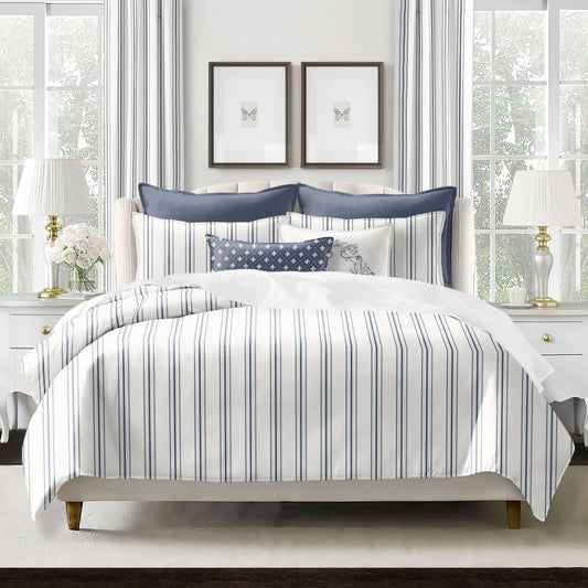 FAIT AU CANADA- Modèle AUGUST STRIPE ( Bleu denim ) - Par Colcha Linens Douillette, Couvre-lit, Housse de couette  ,disponible chez Literie-Déco et moi 