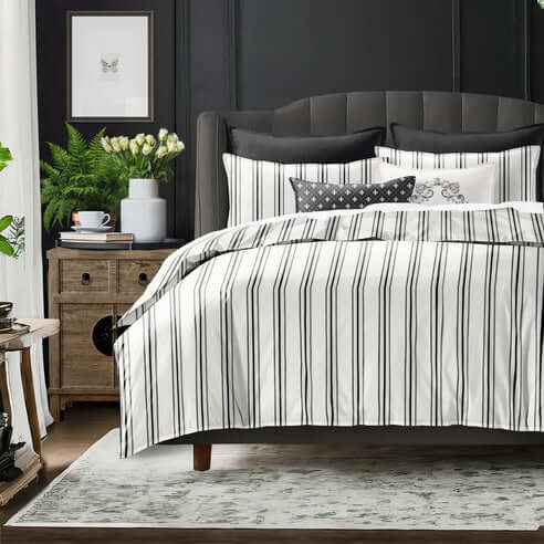 FAIT AU CANADA- Modèle AUGUST STRIPE ( Ébene ) - Par Colcha Linens Douillette, Couvre-lit, Housse de couette  ,disponible chez Literie-Déco et moi 