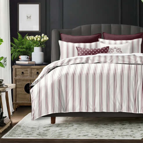 FAIT AU CANADA- Modèle AUGUST STRIPE ( Merlot ) - Par Colcha Linens Douillette, Couvre-lit, Housse de couette  ,disponible chez Literie-Déco et moi 