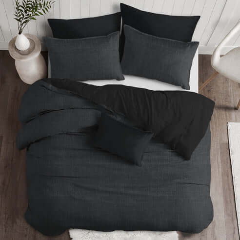 FAIT AU CANADA- Modèle BATTERSEA ( Charcoal) - Par Colcha Linens Douillette, Couvre-lit, Housse de couette  ,disponible chez Literie-Déco et moi 