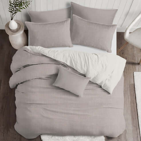 FAIT AU CANADA- Modèle BATTERSEA ( Taupe ) - Par Colcha Linens Douillette, Couvre-lit, Housse de couette  ,disponible chez Literie-Déco et moi 