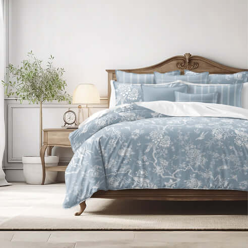 FAIT AU CANADA- Modèle ELMWOOD ( Bleu ) - Par Colcha Linens Douillette, Couvre-lit, Housse de couette  ,disponible chez Literie-Déco et moi 