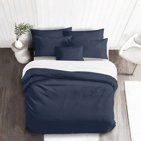FAIT AU CANADA- Modèle EVERLEIGH ( Marine ) - Par Colcha Linens Douillette, Couvre-lit, Housse de couette  ,disponible chez Literie-Déco et moi 