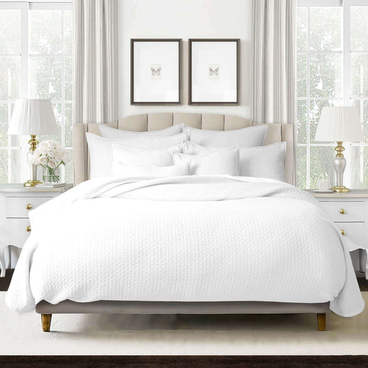 FAIT AU CANADA- Modèle HANNAH (Blanc) - Par Colcha Linens - Douillette, Couvre-lit, Housse de couette Colcha Linens - $279.99! Literie-Déco et moi 