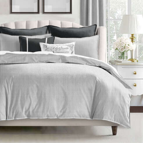  FAIT AU CANADA- Modèle JAXON RAYÉ ( ÉBÈNE )- Par Colcha Linens de Colcha Linens – PRODUIT  de qualité chez Literie & Déco et Moi