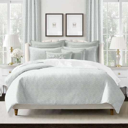 FAIT AU CANADA- Modèle PERRY ( Vert Sauge ) - Par Colcha Linens Douillette  ,disponible chez Literie-Déco et moi 