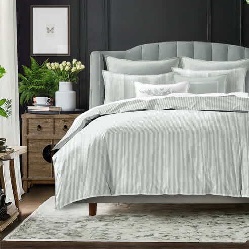 FAIT AU CANADA- Modèle RUBEN ( Vert Sauge ) - Par Colcha Linens Douillette, Couvre-lit, Housse de couette  ,disponible chez Literie-Déco et moi 
