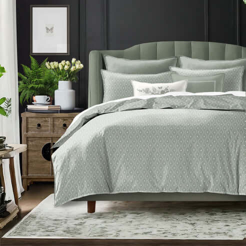 FAIT AU CANADA- Modèle SAMUEL ( Vert Sauge  ) - Par Colcha Linens Douillette, Couvre-lit, Housse de couette  ,disponible chez Literie-Déco et moi 