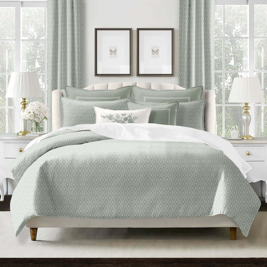 FAIT AU CANADA- Modèle SAMUEL ( Vert Sauge  ) - Par Colcha Linens Douillette, Couvre-lit, Housse de couette  ,disponible chez Literie-Déco et moi 