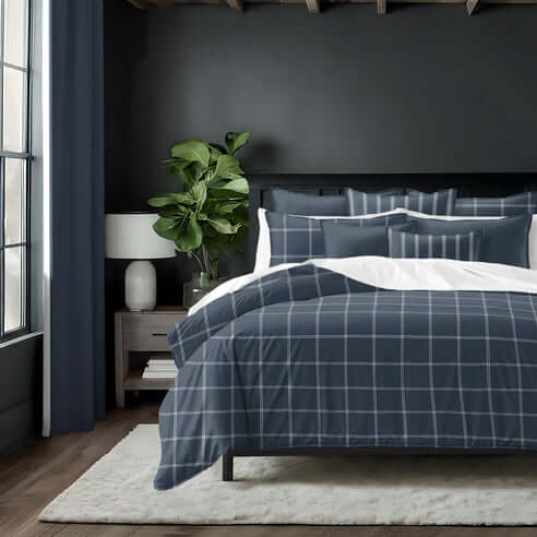FAIT AU CANADA- Modèle SHAY BROAD ( A carreaux marine ) - Par Colcha Linens Douillette, Couvre-lit, Housse de couette  ,disponible chez Literie-Déco et moi 