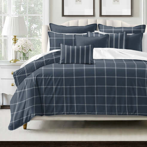 FAIT AU CANADA- Modèle SHAY BROAD ( A carreaux marine ) - Par Colcha Linens Douillette, Couvre-lit, Housse de couette  ,disponible chez Literie-Déco et moi 