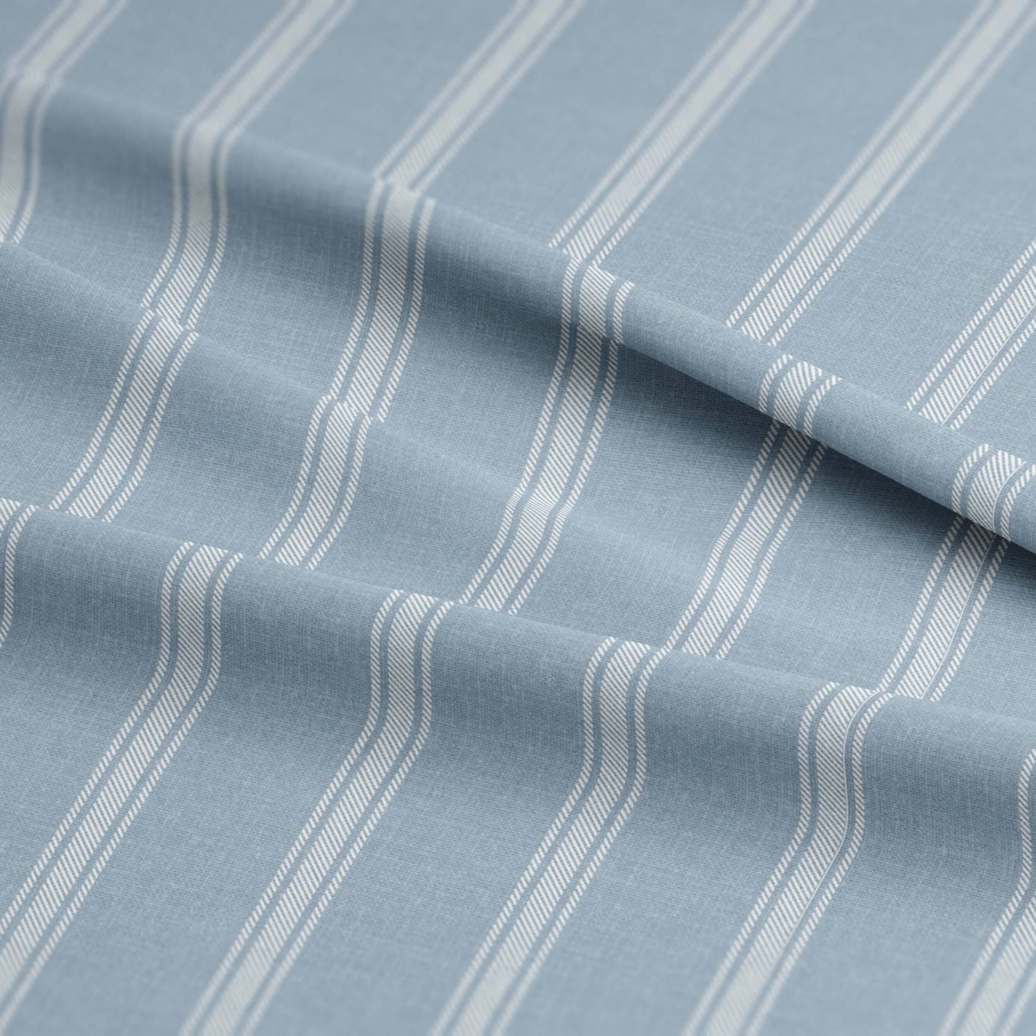 FAIT AU CANADA- Modèle  SHAY BROAD ( Rayé bleu ) - Par Colcha Linens Douillette, Couvre-lit, Housse de couette  ,disponible chez Literie-Déco et moi 
