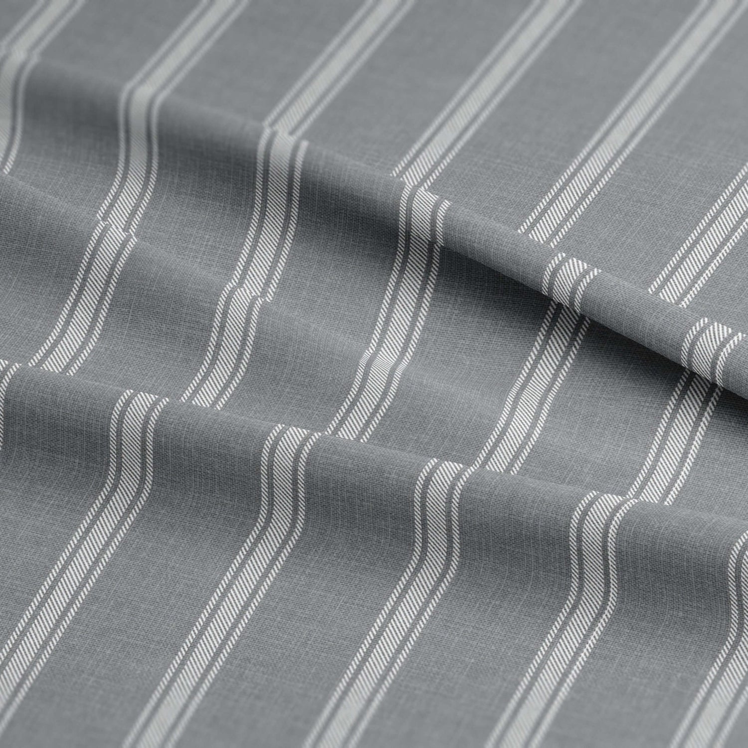 FAIT AU CANADA- Modèle  SHAY BROAD ( Rayé gris ) - Par Colcha Linens Douillette, Couvre-lit, Housse de couette  ,disponible chez Literie-Déco et moi 