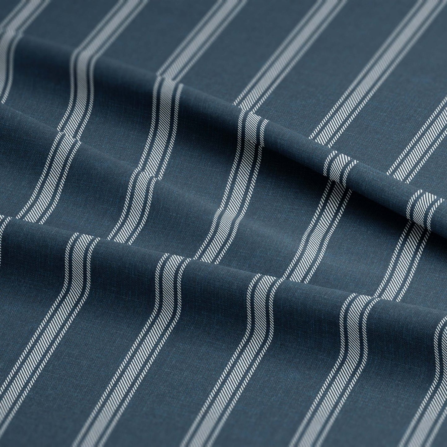 FAIT AU CANADA- Modèle  SHAY BROAD ( Rayé marine) - Par Colcha Linens Douillette, Couvre-lit, Housse de couette  ,disponible chez Literie-Déco et moi 