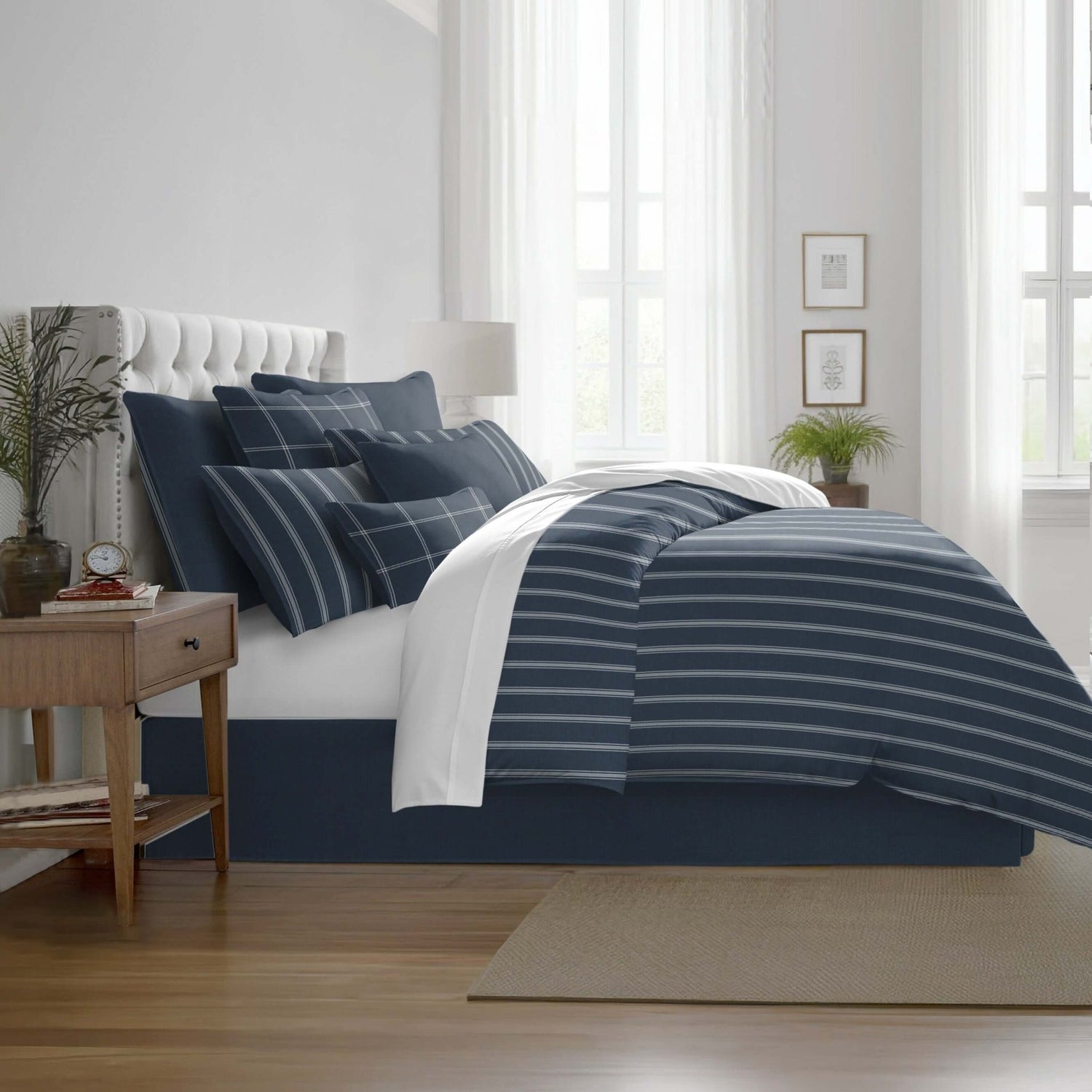 FAIT AU CANADA- Modèle  SHAY BROAD ( Rayé marine) - Par Colcha Linens Douillette, Couvre-lit, Housse de couette  ,disponible chez Literie-Déco et moi 