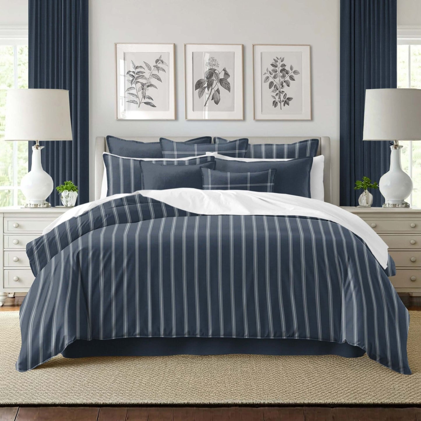 FAIT AU CANADA- Modèle  SHAY BROAD ( Rayé marine) - Par Colcha Linens Douillette, Couvre-lit, Housse de couette  ,disponible chez Literie-Déco et moi 