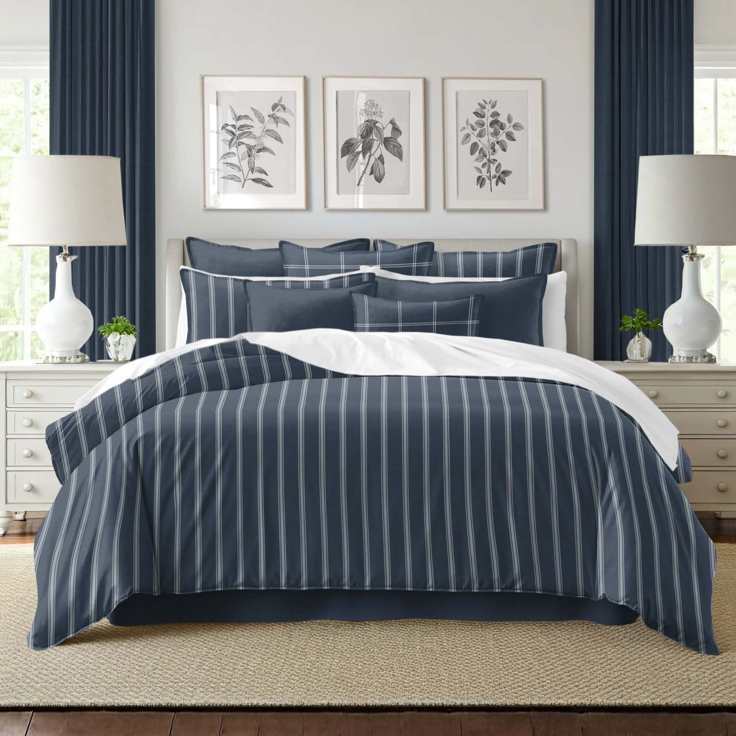 FAIT AU CANADA- Modèle  SHAY BROAD ( Rayé marine) - Par Colcha Linens Douillette, Couvre-lit, Housse de couette  ,disponible chez Literie-Déco et moi 