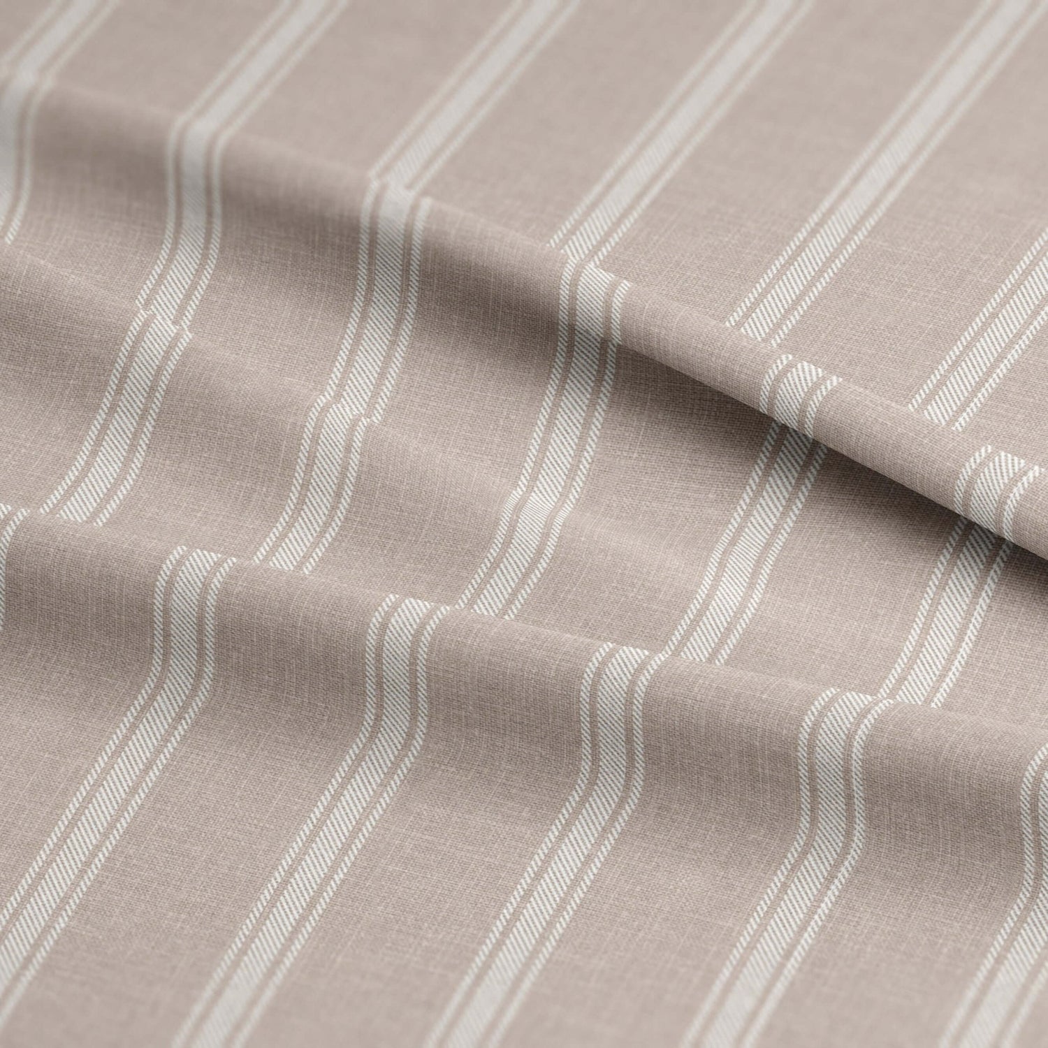 FAIT AU CANADA- Modèle  SHAY BROAD ( Rayé naturel ) - Par Colcha Linens Douillette, Couvre-lit, Housse de couette  ,disponible chez Literie-Déco et moi 