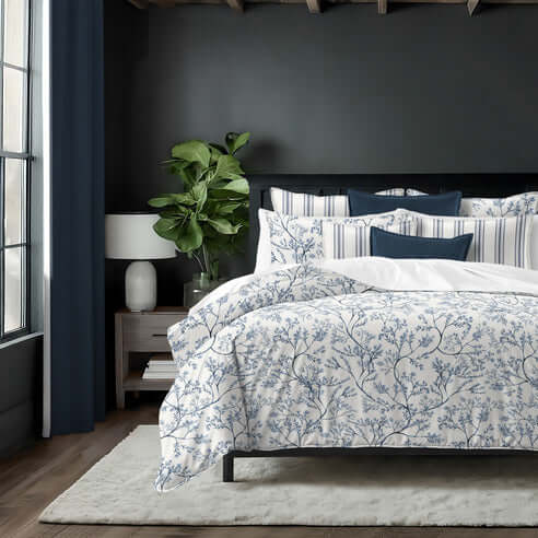 FAIT AU CANADA- Modèle  TINSLEY ( Bleu )- Par Colcha Linens Douillette, Couvre-lit, Housse de couette  ,disponible chez Literie-Déco et moi 