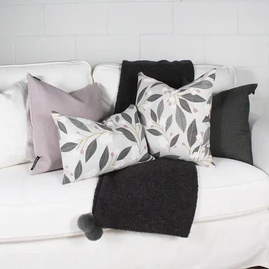 ( Fait au Québec ) - Coussin ABELIA Coussins  ,disponible chez Literie-Déco et moi 