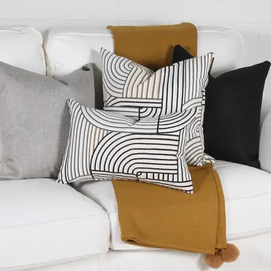 ( Fait au Québec ) - Coussin COURBES   ( 2 formats disponibles) Coussins  ,disponible chez Literie-Déco et moi 