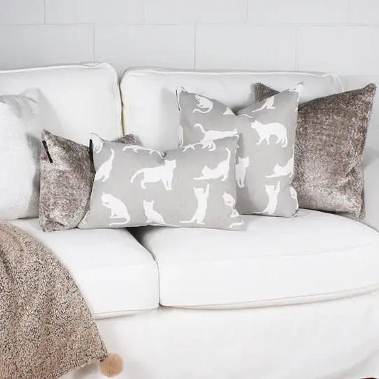 ( Fait au Québec ) - Coussin KITTY Coussins  ,disponible chez Literie-Déco et moi 