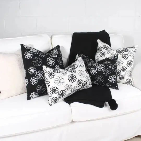 ( Fait au Québec ) - Coussin LETTONIE BLANC -( 2 formats disponibles) - Coussins Accent mode - $54.99! Literie-Déco et moi 