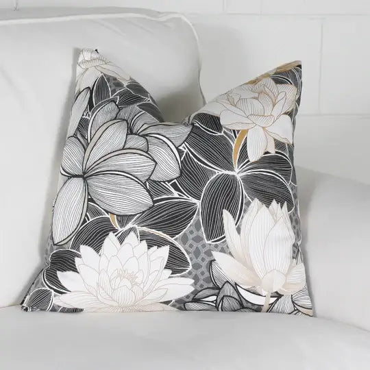 ( Fait au Québec ) - Coussin LOTUS Coussins  ,disponible chez Literie-Déco et moi 