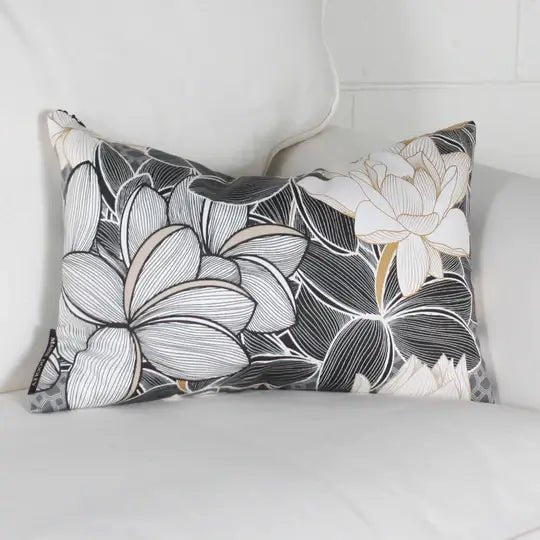 ( Fait au Québec ) - Coussin LOTUS Coussins  ,disponible chez Literie-Déco et moi 