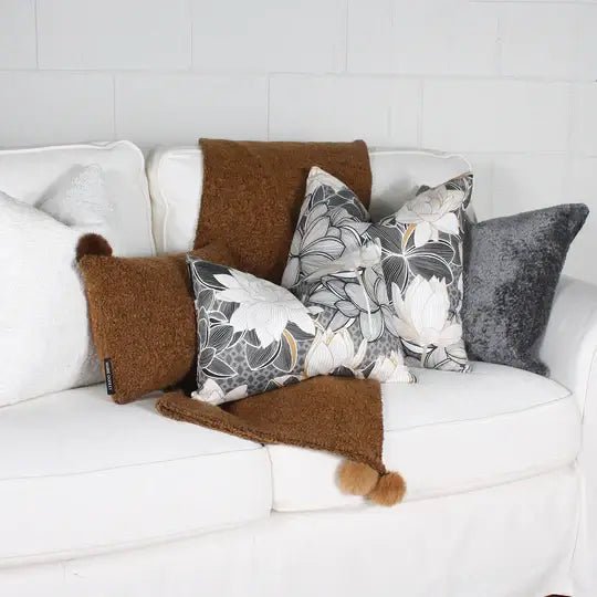 ( Fait au Québec ) - Coussin LOTUS Coussins  ,disponible chez Literie-Déco et moi 