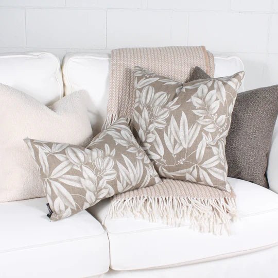 ( Fait au Québec ) - Coussin PHILBOIS ( Beige ) Coussins  ,disponible chez Literie-Déco et moi 