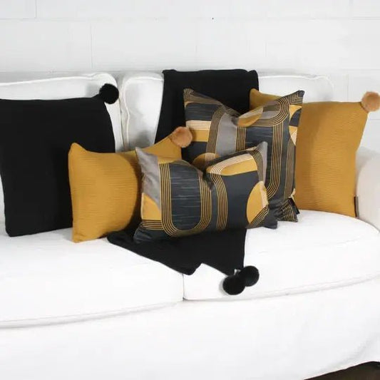 ( Fait au Québec ) - Coussin RÉTRO Coussins  ,disponible chez Literie-Déco et moi 