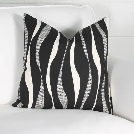 ( Fait au Québec ) - Coussin WAVES Coussins  ,disponible chez Literie-Déco et moi 