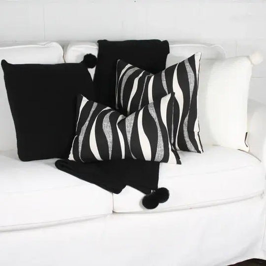( Fait au Québec ) - Coussin WAVES Coussins  ,disponible chez Literie-Déco et moi 