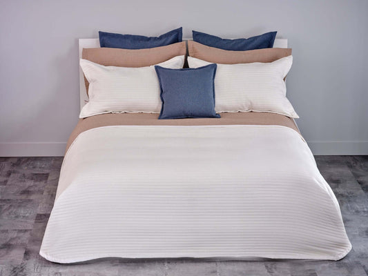 ( Fait au Québec ) - Couvre-lit NAIRA ( Ivoire / Taupe) - couvre-lits CHÉNÉ - $399.99! Literie-Déco et moi