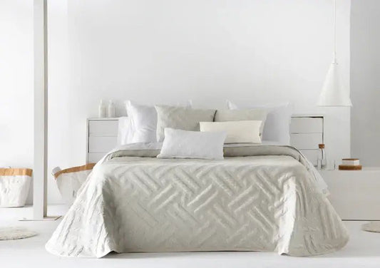 ( Fait au Québec ) - Couvre-lit réversible LIVO ( Crème, et le réversible est gris chiné ) couvre-lits  ,disponible chez Literie-Déco et moi 