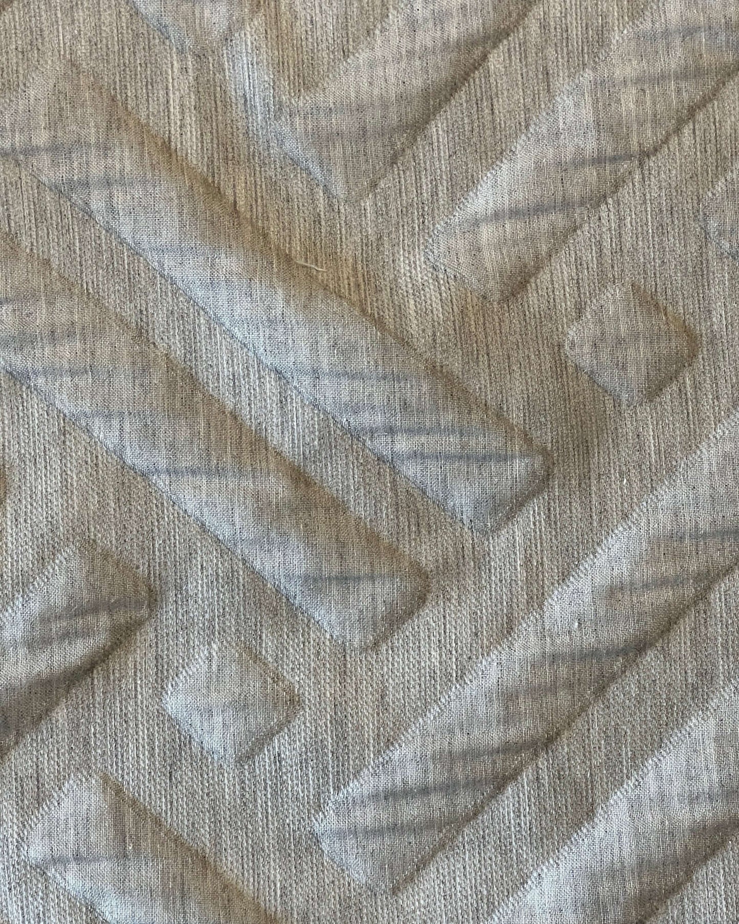 ( Fait au Québec ) - Couvre-lit réversible LIVO ( Crème, et le réversible est gris chiné ) couvre-lits  ,disponible chez Literie-Déco et moi 