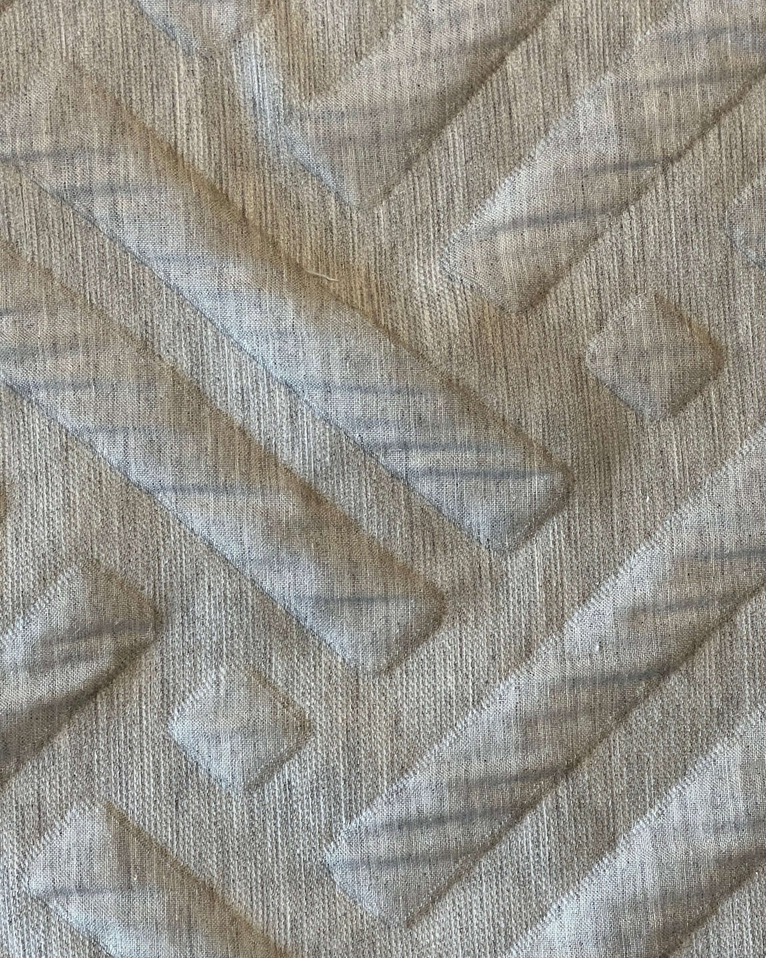 ( Fait au Québec ) - Couvre-lit réversible LIVO ( Crème, et le réversible est gris chiné ) couvre-lits  ,disponible chez Literie-Déco et moi 